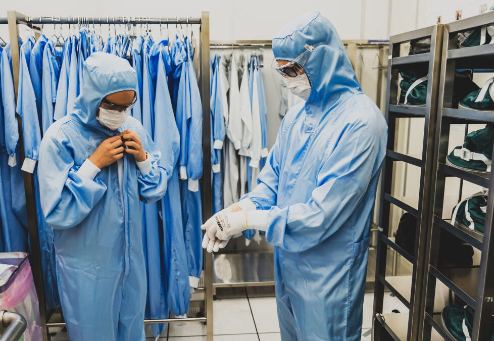 Clean room work in Murata’s production – why, how and against what do clean rooms protect?